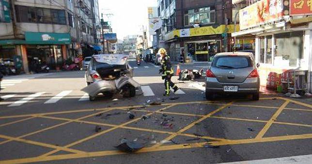 3車等紅燈慘遭擊落！台中駕駛「肝破裂、昏迷」　進ICU觀察中