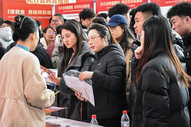 3月19日，中國民眾在黑龍江省哈爾濱一處展覽中心參加招聘會。（法新社）