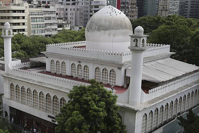 The Kowloon Mosque on Nathan Road in Tsim Sha Tsui can hold up to 3,500 worshippers. Photo: James Wendlinger