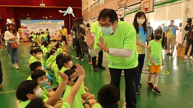 台南市長黃偉哲參加永福國小兒童節明星運動會與學童互動
