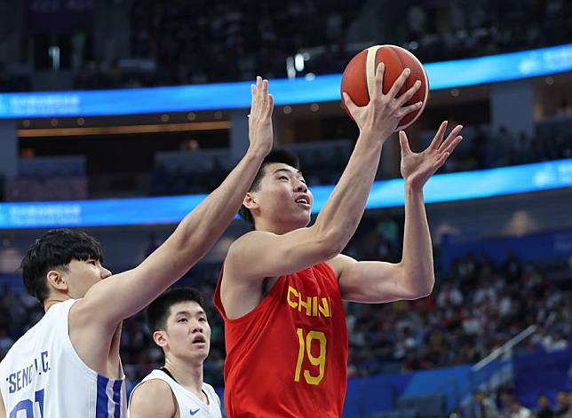 Cui Yongxi of China goes for a layup during the men's bronze medal game against Chinese Taipei at the 19th Asian Games in Hangzhou, east China's Zhejiang Province, Oct. 6, 2023. (Xinhua/Pan Yulong)