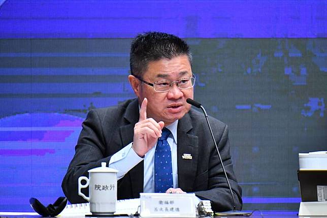 衛福部次長呂建德今(19)日表示，現行長照財源來自遺贈稅、菸稅、房地合一稅等3部分，累計至今餘額達2千億元，就算到2035年準備金仍有757億元，顯示稅收制完全足夠。(圖由行政院提供)