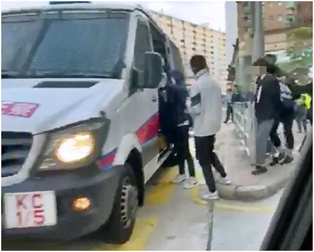 被捕男女後被帶上警車。 香港人連儂牆FB圖