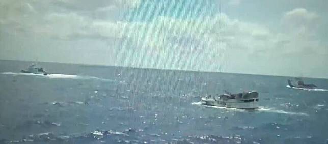宜蘭漁業巡護救難船「宜安６號」拖帶失去動力漁船，萬里艦則全程在旁伴航戒護，平安返抵蘇澳港。（海巡署艦隊分署提供）