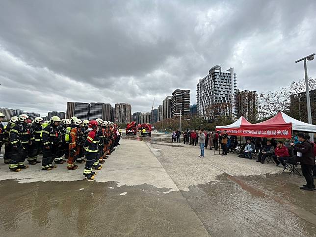 為確保主燈展區安全，桃園市消防局第二大隊於今日在A18主燈區舉行了跨局處聯合搶救演練。圖：消防局提供