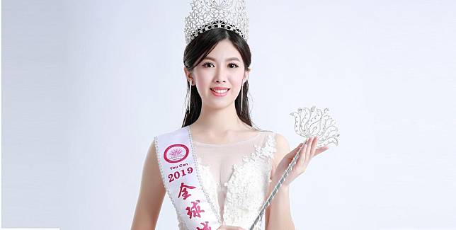 柯純心今年8月參加全球城市小姐台灣賽區選拔大賽一舉奪下后冠。（翻攝自柯純心臉書粉絲團）