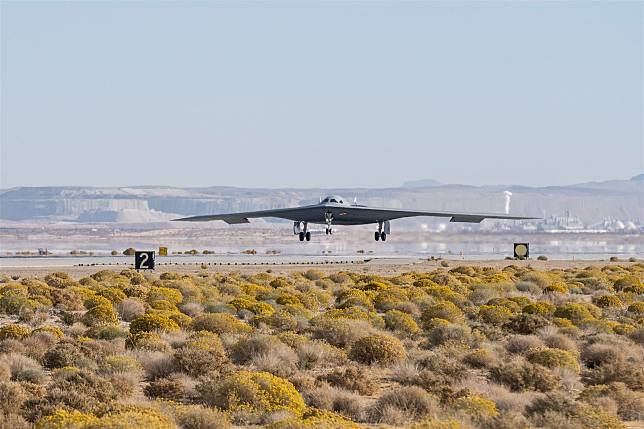 美國空軍18日迎來77歲生日，並公布最新型B-21轟炸機原型機起降影片，期許該機未來順利接棒，承擔美國全球打擊與戰略嚇阻重任。（取自美國空軍網站）