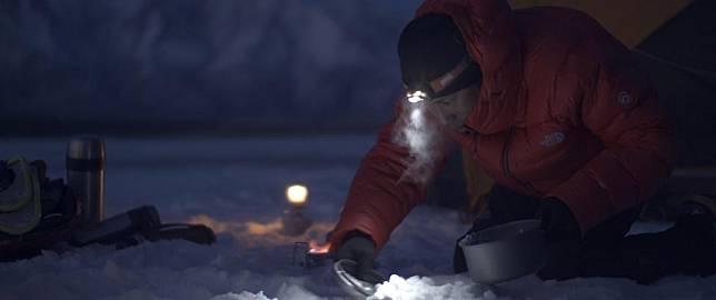 陳彥博在雪地剷雪準備煮食，在極地練習或比賽時，他經常一個人獨處。（相知音樂提供）