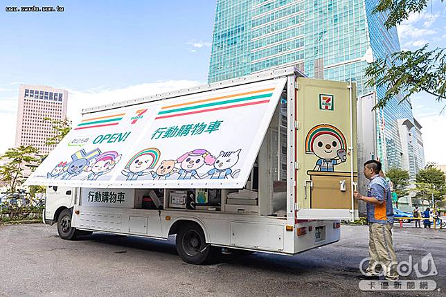 「OPEN!行動購物車」出動，提供台北市信義區民眾補貨(圖/7-ELEVEN　提供)