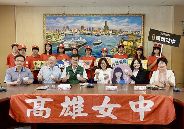 康裕成(前排右三)慰勞雄女棒球隊。 圖：高雄市議會/提供