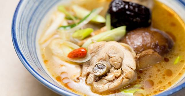餵母乳可以吃麻油雞嗎？餵母乳可以吃麻油麵線嗎？餵母乳可以吃麻油腰子嗎？餵母乳可以吃補的嗎？餵母乳可以吃火鍋嗎？