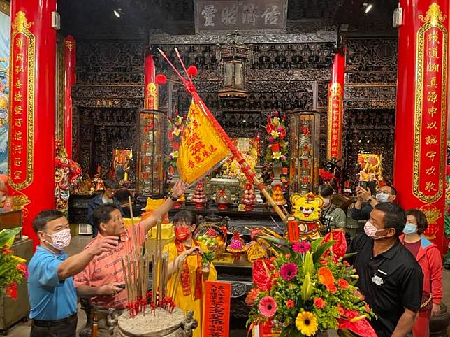 大甲媽豎起進香的總指揮旗「頭旗」，昭告天下即將出巡賜福。（圖／取自）