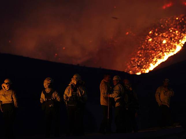 Firefighters prepare to battle the raging wildfire on a hill in Castaic, Los Angeles, California, the United States, on Jan. 22, 2025. (Photo by Qiu Chen/Xinhua)