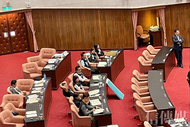 立法院今（17）日處理國會改革相關法案，當主席台爆發藍綠衝突時，民眾黨八席立委都冷靜坐在位置上。（攝影／劉羽婷）