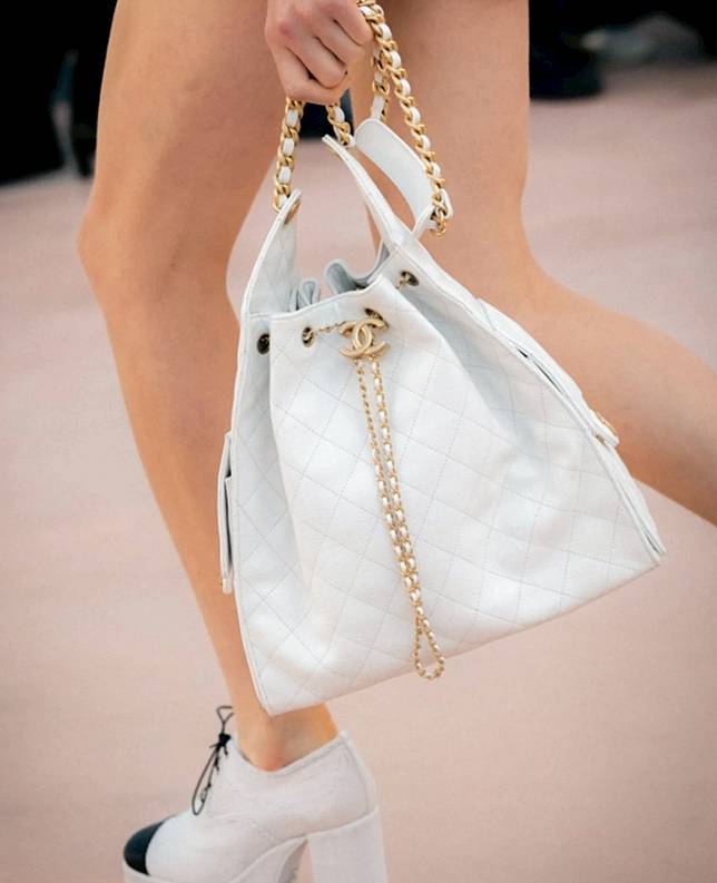 全新登場的CHANEL 25。