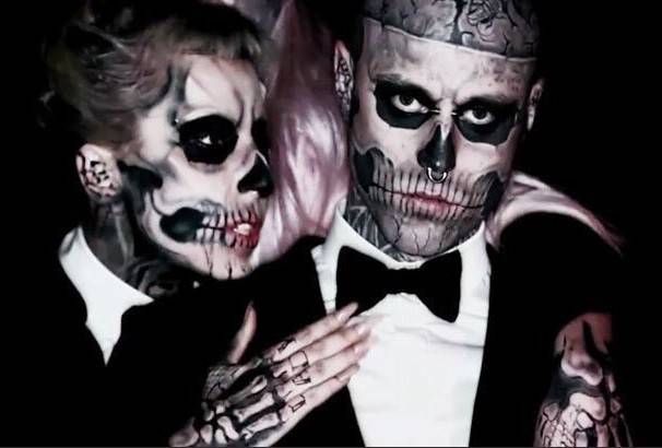 Rick Genest(右)曾演出Lady Gaga的MV。(翻攝自Lady Gaga推特)