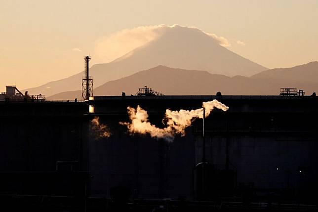 清晨薄霧繚繞的日本富士山。（湯森路透）