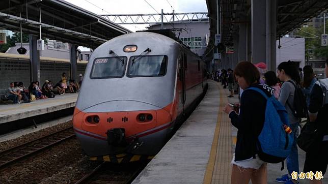 颱風影響，台鐵中午過後西部幹線彰化以南對號列車將停駛。(資料照，記者鄭瑋奇攝)