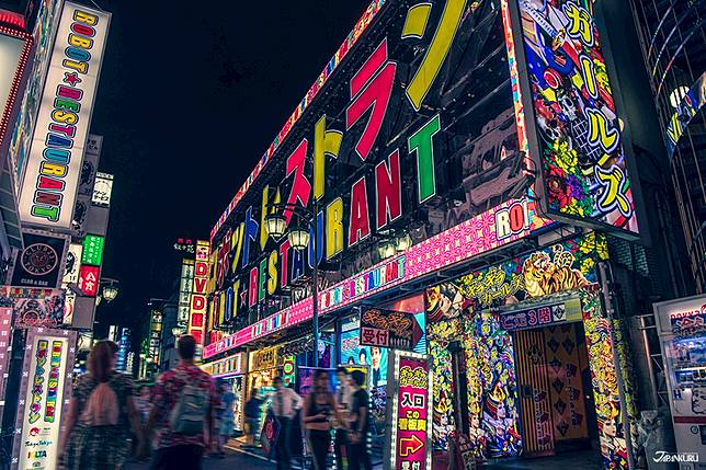 
<p>前言說到的「你是我的迷幻」，對於<b>機器人餐廳</b>（ROBOT RESTAURANT）從來都不是過譽的形容，但是在東京第一的夜生活集中地－新宿歌舞伎町，在這裡最不缺的就是<b>浮誇</b>，每當你進入這條五光十色的街道，炫彩奪目的霓虹光閃爍之下，是否也能看見他的寂靜呢？</p><p>
</p><p>
<b>機器人餐廳</b>（ROBOT RESTAURANT），JAPANKURU不僅一次為你介紹過這間高調、沒再客氣的餐廳，從一開始作為吸引西方遊客結合科技與和風的主題餐廳，近年來更因為特異獨行設計的外觀風格成為MV拍攝場景，更進而成為時尚攝影的新標地，今天就跟著JAPANKURU再次走進地下２樓，進入<b>機器人餐廳</b>的異色世界吧！</p><p>
</p><p>
<b>機器人餐廳 ROBOT RESTAURANT</b></p><p>
地址：東京都新宿区歌舞伎町1ｰ7ｰ7　新宿ロボットビルB2F</p><p>
門票：8,000日圓（購票時出示JAPANKURU獨家合作COUPON立即享有2,000日圓折扣）</p><p>
演出長度：90分鐘／場，<a href=