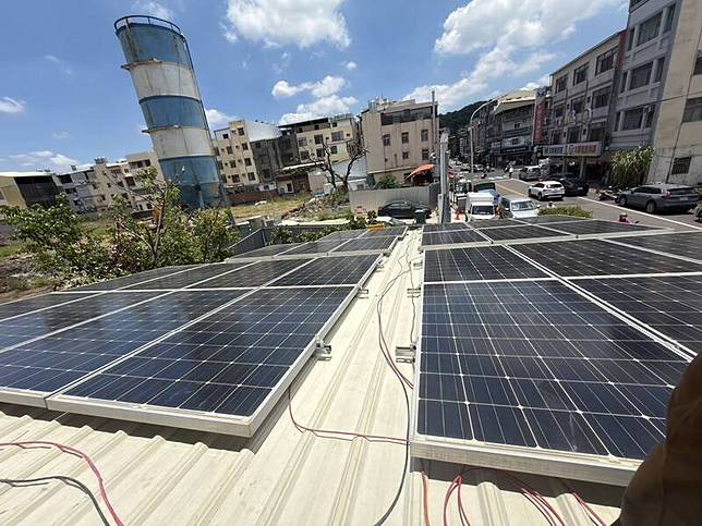 男子遭太陽能板電擊送醫不治。(警方提供)
