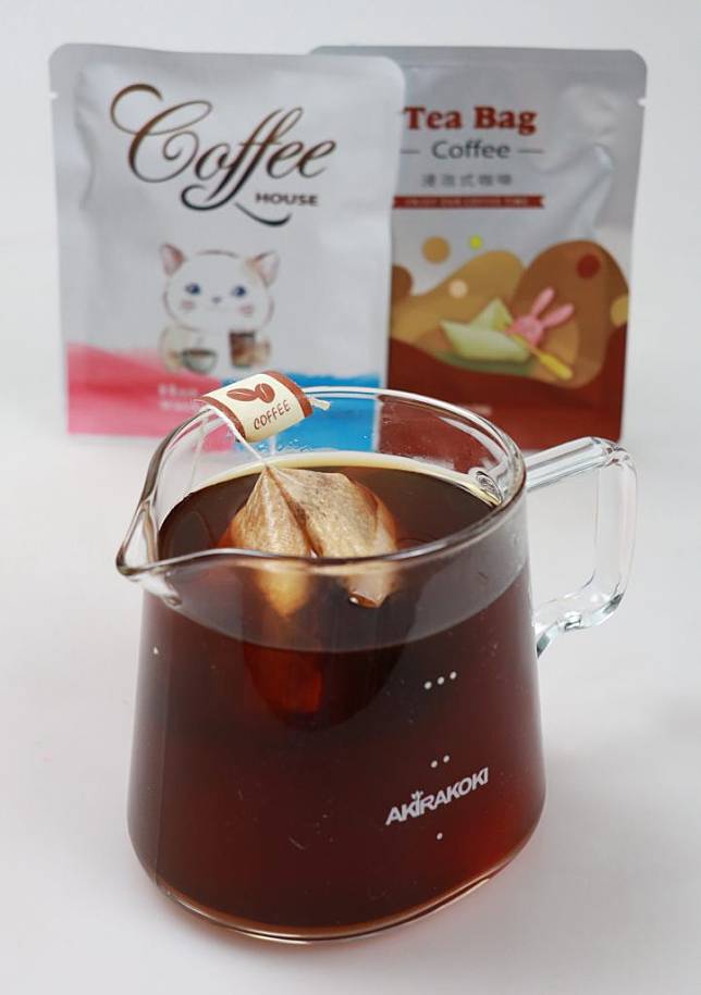浸泡式咖啡好像沖泡茶包那樣，比耳掛咖啡更簡單。（記者陳俊文攝）