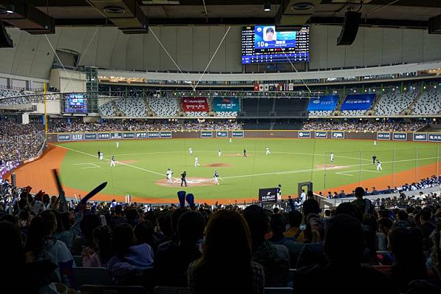 亞洲棒球錦標賽超級循環複賽今（8日）晚將在台北大巨蛋上演「台日對決」。圖為12月3日大巨蛋台韓大戰。（中華棒協提供）