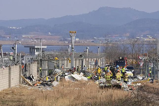 警消仍在現場進行搜尋，然而家屬卻遲遲等不到奇蹟出現。（圖／美聯社）