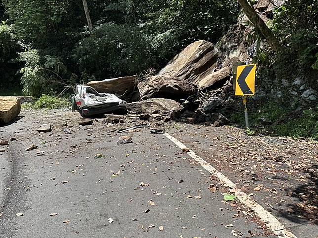自小客車遭巨石砸中慘況，幾乎被壓扁。（翻攝畫面）