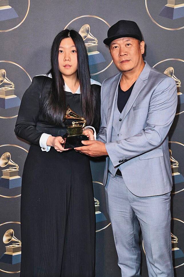 蕭青陽（右）與女兒蕭君恬（左）攜手合作贏得葛萊美獎「最佳唱片包裝設計獎」。（蕭青陽工作室提供）