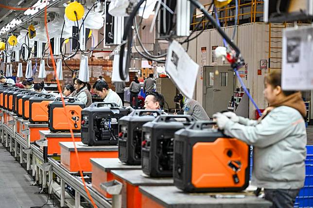 Workers operate at a production line of Chongqing Hwasdan Machinery Manufacturing Co., Ltd. in southwest China's Chongqing Municipality, Feb. 22, 2025.(Xinhua/Wang Quanchao)