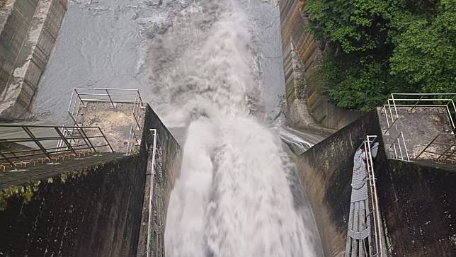 台電水力電廠視降雨量對水庫蓄水影響，進行調節性放水，同時進行排砂。台電提供