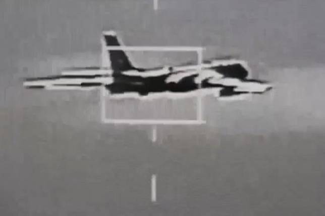 國防部24日公布空軍追瞄轟6戰機影片，警告共軍的意味濃厚。（國防部提供）