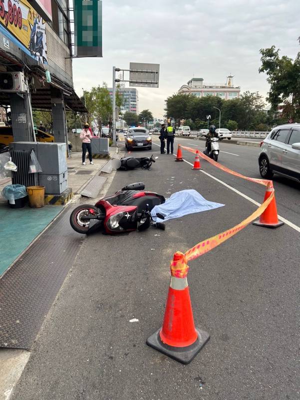 林姓男子騎機車行經台中市南區國光路，他超車時與 蔡姓女騎士發生碰撞，倒地後遭靠站公車輾過，當場死亡。 （民眾提供）中央社記者趙麗妍傳真113年12月23日