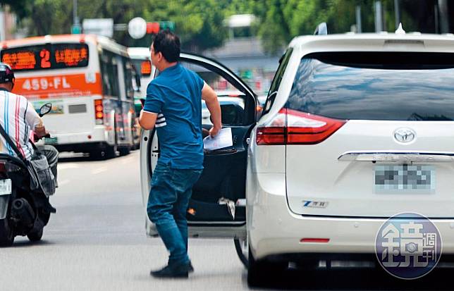 7月24日11：54，林志玲的司機把她載到醫美診所樓下停車場後，開始幫忙跑腿，先去了一趟台大醫院。