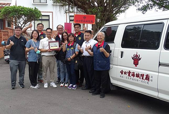 台北霞海城隍廟昨日捐贈一輛身心障礙服務專車給新北市立萬里仁愛之家。（記者吳瀛洲攝）