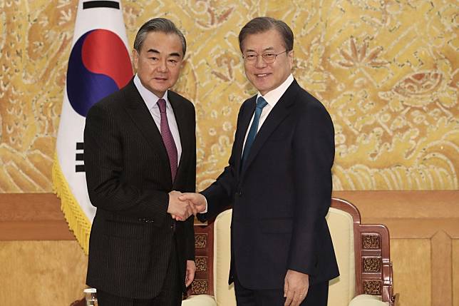 Chinese Foreign Minister Wang Yi (left) with South Korean President Moon Jae-in. Photo: AP