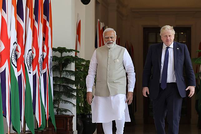 英國首相強生(Boris Johnson)（右）前往印度首都新德里進行訪問。（圖：Boris Johnson/Twitter）
