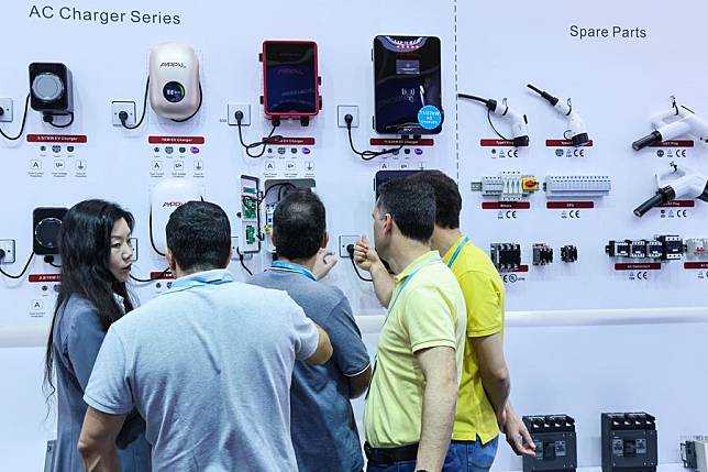 Exhibitors introduce electric vehicle charging equipment to purchasers during the 135th session of the China Import and Export Fair in Guangzhou, south China's Guangdong Province, April 15, 2024. (Xinhua/Liu Dawei)