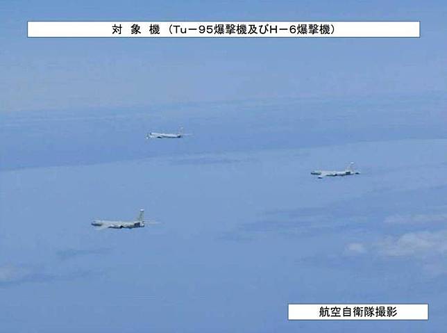 中俄6日舉行第6次聯合空中戰略巡航。圖為2022年5月24日中國「轟-6」轟炸機和俄羅斯「圖-95」轟炸機長途編隊聯合飛行。 圖：翻攝統合幕僚監部官網(資料照片)