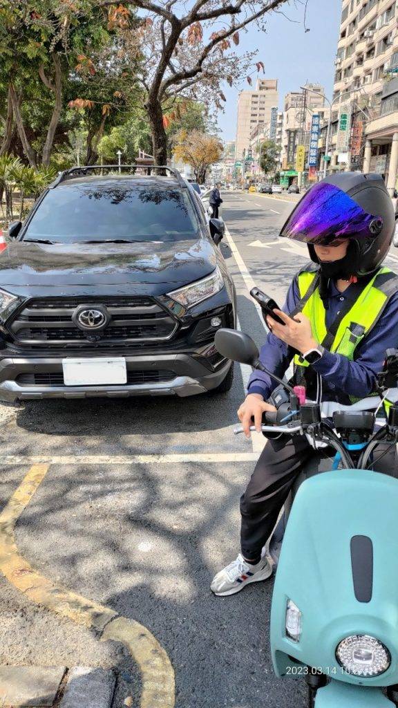 月圓人團圓，中秋假期路邊停車停止收費一日。（記者林雪娟攝）