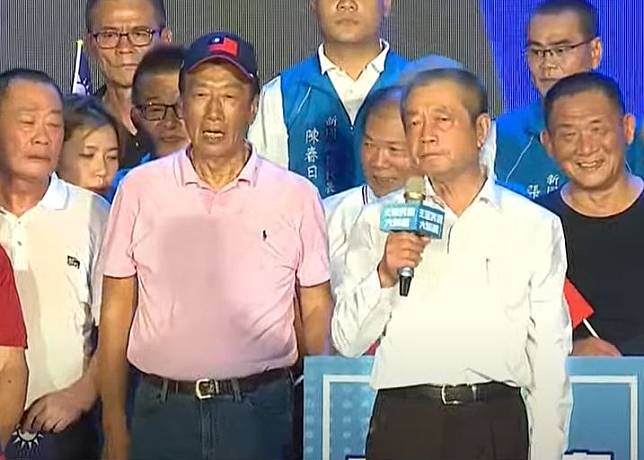 國民黨屏東議長周典論（右）先前力挺郭台銘獨立參選。（資料畫面）