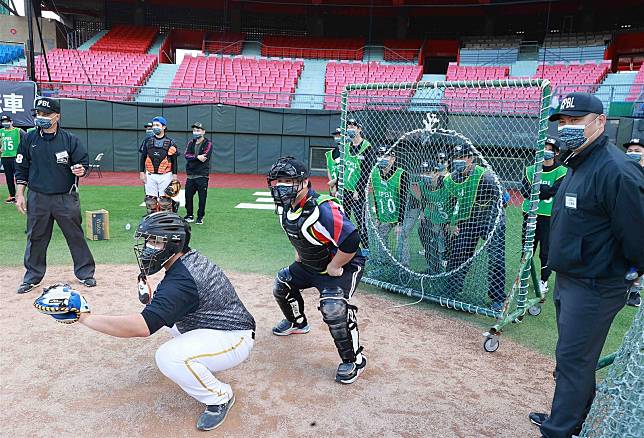 2022中華職棒裁判體驗營開課，學員親身體驗棒球裁判工作。（中華職棒聯盟提供）