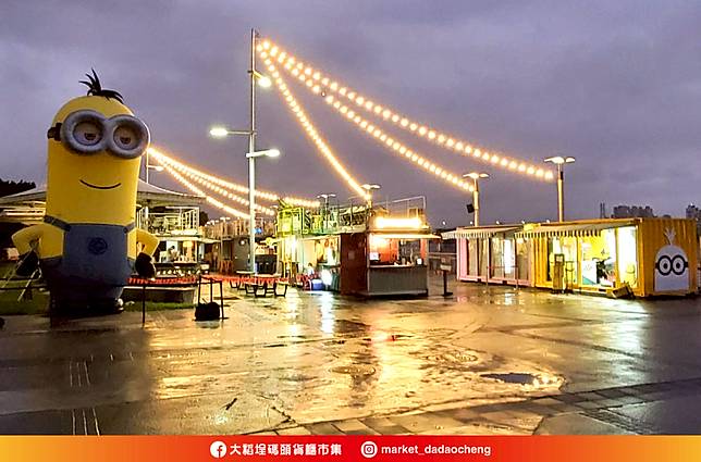 期間限定的巨型小小兵氣偶，來此大鬧大稻埕碼頭。(圖片提供/大稻埕碼頭)