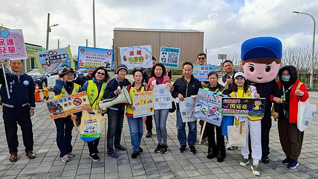 警方特別製作QR碼提袋並至竹圍漁港發送給民眾。圖：警方提供