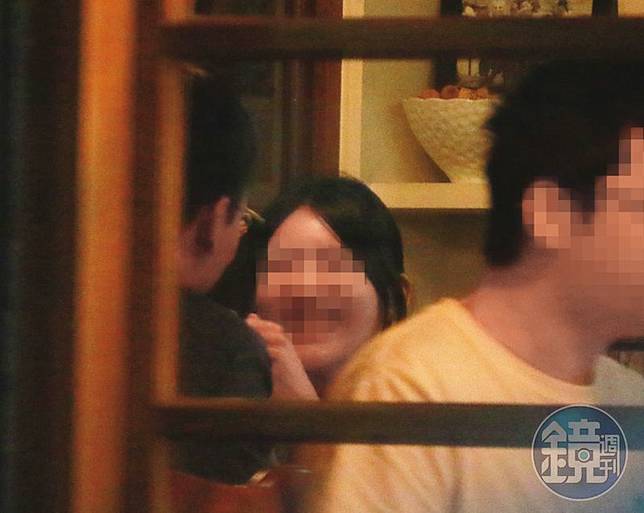 4/30，20：45，與張軒銘（左）在西班牙餐廳共進晚餐，吳女（中）看來心情非常美麗。