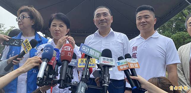 新北市長、國民黨總統參選人侯友宜(右2)對台中市長盧秀燕(左2)説「明年就要幫你忙了」。(記者黃旭磊攝)