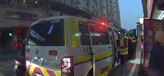 外送員與涼麵店老闆爆發激烈肢體衝突，桃園警方到場制止，通知救護人員將傷者送醫治療。圖：讀者提供