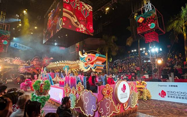 農曆春節到香港感受年味　花車巡遊、煙花匯演超盛大　拜廟祈福求新年開運