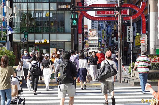今天下午的東京新宿歌舞伎町，可見人潮明顯增多。(記者林翠儀攝)