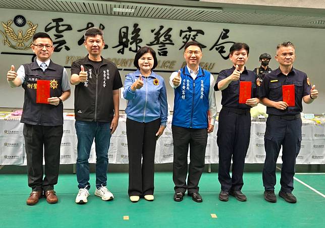 雲林縣長張麗善、雲林縣警友會理事長吳政憲慰勉員警辛勞。警方提供